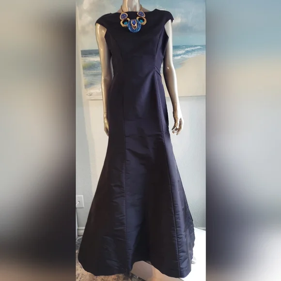 *$6,000 NEW CAROLINA HERRERA BLACK SILK SAMPLE GOWN US S
